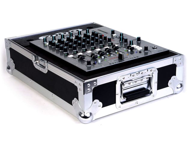 Черен Zomo Flightcase Xone:92 със затворен капак, изглед отпред