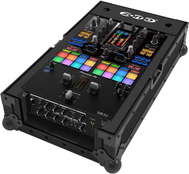 Черен Zomo Flightcase P-DJM-S11 NSE с алуминиеви кантове, закопчалки и дръжка