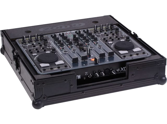Zomo Flightcase Xone DX NSE в черно, затворен, поглед отпред