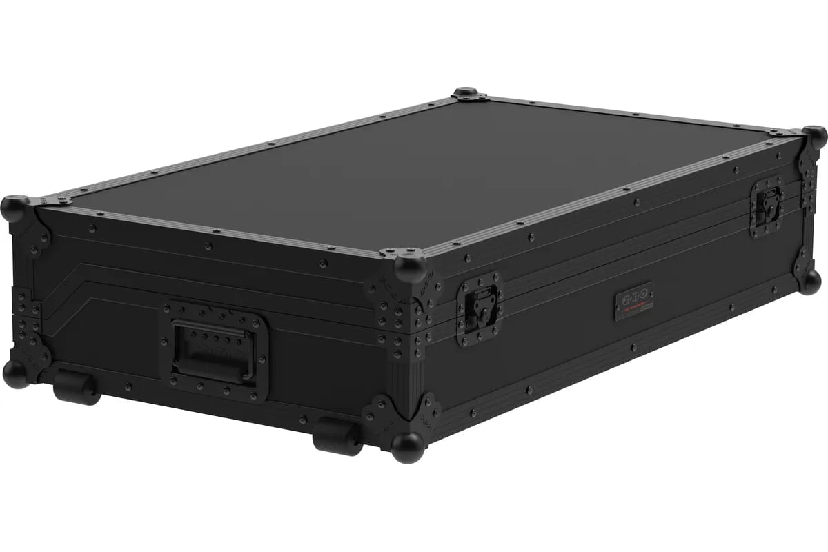 Zomo Flightcase Set-15A9 NSE, изглед към кейса с колелца, дръжки и закопчалки