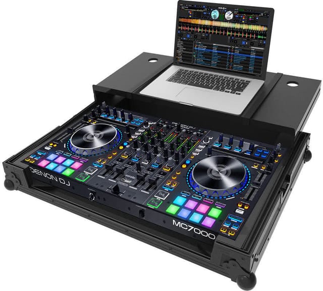 Черен Zomo Flightcase MC-7000 Plus NSE за Denon DJ MC-7000 с дръжка и закопчалки