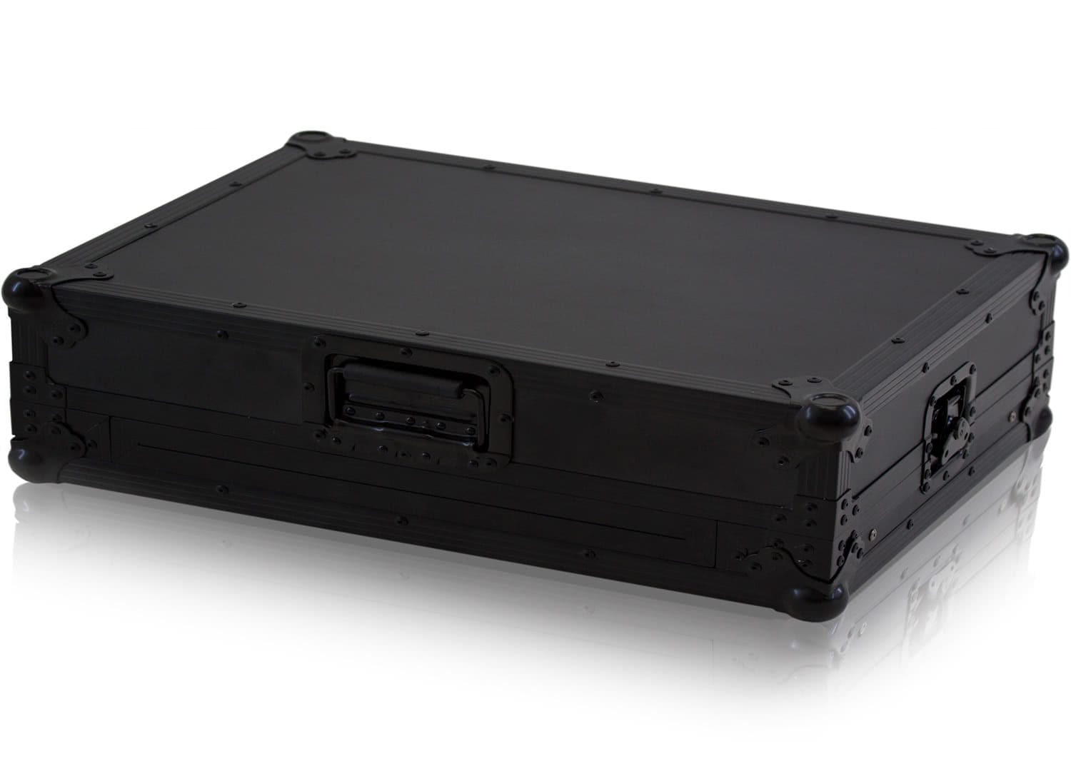Детайл на алуминиев кант, заоблен ъгъл и закопчалка тип пеперуда на Zomo Flightcase